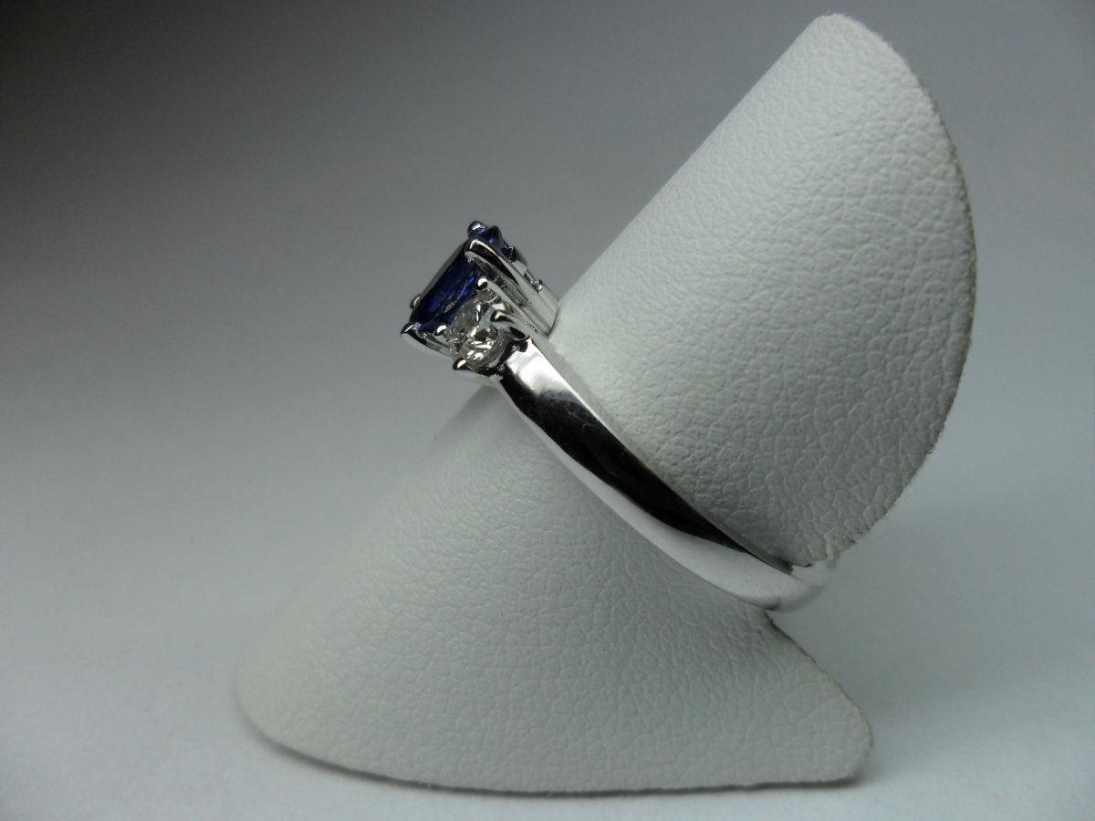 Rij Ring met Ovaal Saffier en Briljant Witgoud